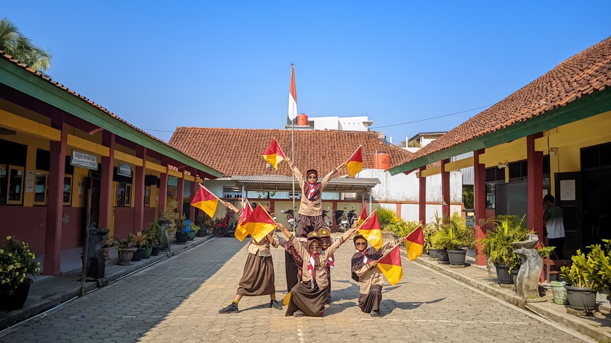 Heboh dan Meriah! 81 Anggota Pramuka SDN Klapasawit Tampil Total di Lomba Dance Semaphore